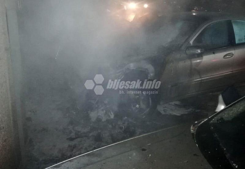 Požar na Mercedesu - Čapljina: Usred noći planuo Mercedes