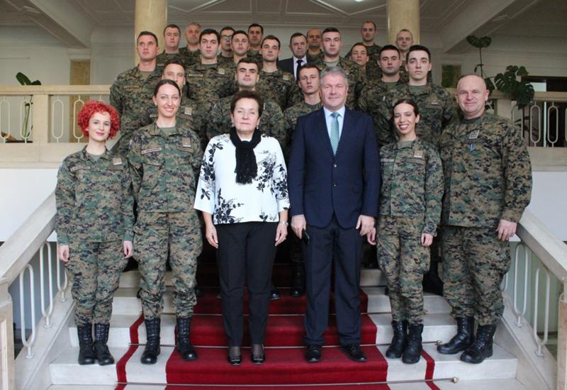 Ove godine u OS BiH primljeno je 27 mladih časnika, među kojima je i pet žena - Ministrica obrane BiH primila nove potporučnike Oružanih snaga BiH