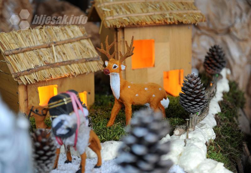 Dio jaslica je osvijetljen, a napravljen je i mali potočić - Sedmeročlana obitelj iz Širokog Brijega svake godine napravi najveće božićne jaslice