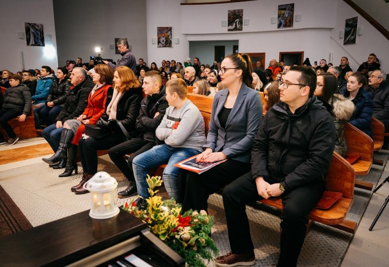 UZOR i 'Ivančice' oduševile Božićnim koncertom u Barama