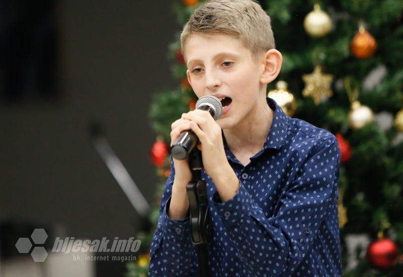 Mostarski osnovci i srednjoškolci održali koncert božićnih pjesama