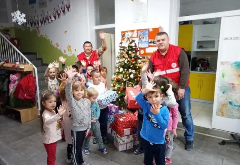 Crveni križ Livno podijelio 106 paketa za socijalno ugrožene obitelji - Crveni križ Livno podijelio 106 paketa za socijalno ugrožene obitelji