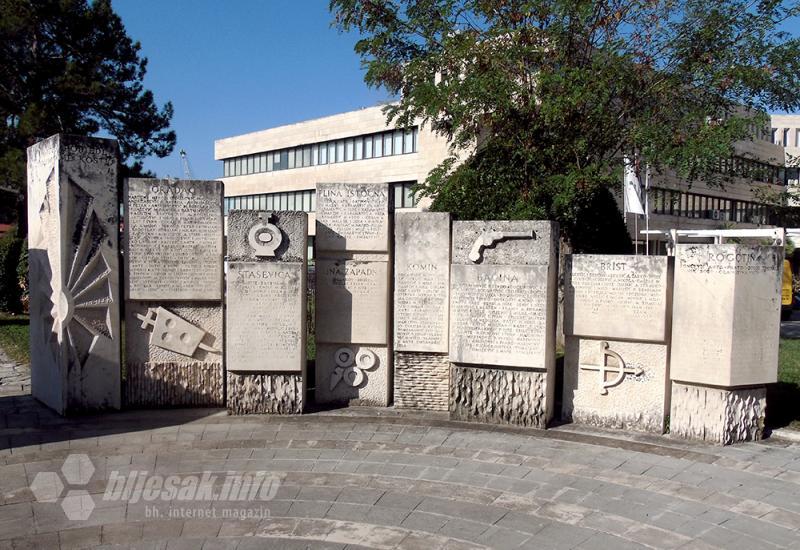 Dio spomenika poginulim borcima NOR-a - Ploče, tamo gdje Jadran Neretvu dočekuje zagrljajem