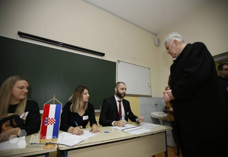 Čović na predsjedničkim izborima RH 2019. - Čović obavio građansku dužnost, pobjednika očekuje u siječnju