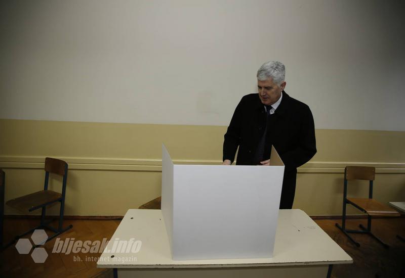 Čović na predsjedničkim izborima RH 2019. - Čović obavio građansku dužnost, pobjednika očekuje u siječnju