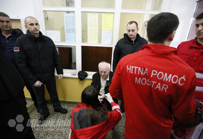 Mostar: Starac ozlijeđen na biralištu, intervenirala Hitna pomoć