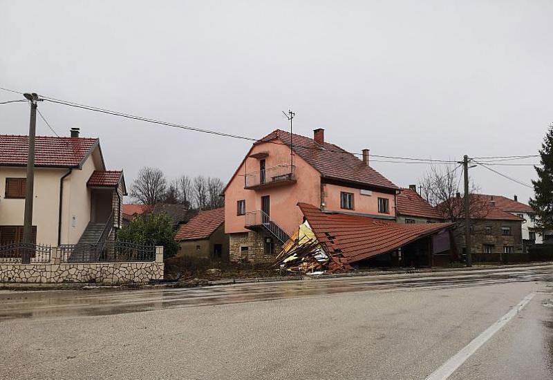  - Tomislavgrad: Automobil se zabio u ugostiteljski objekt i srušio krov 