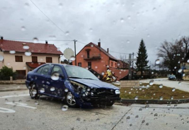  - Tomislavgrad: Automobil se zabio u ugostiteljski objekt i srušio krov 