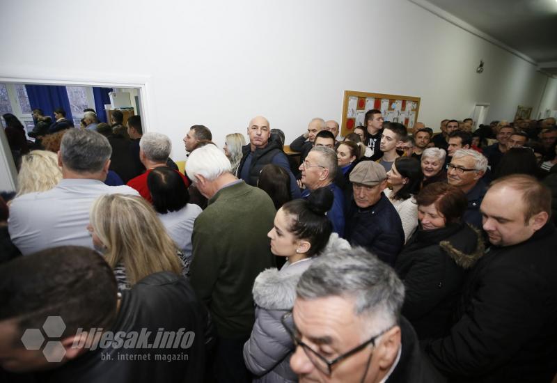 Problemi na jednom biračkom mjestu u Mostaru - VIDEO | Dođi na 
