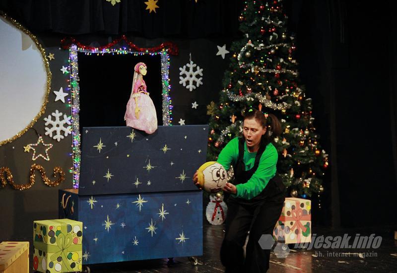 Mostar: Stigao Djed Mraz i djecu obradovao poklonima