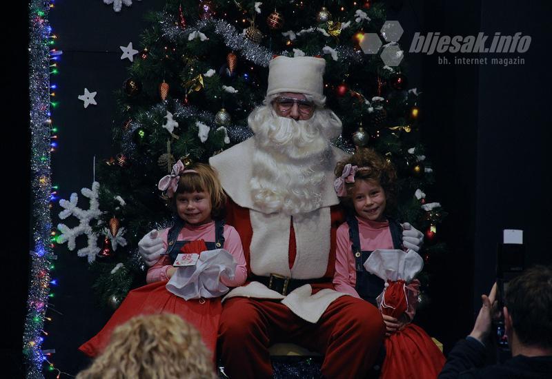 Mostar: Stigao Djed Mraz i djecu obradovao poklonima