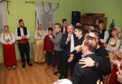 Dirljiv susret u Mostaru: Mladi zapjevali starima