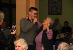Dirljiv susret u Mostaru: Mladi zapjevali starima