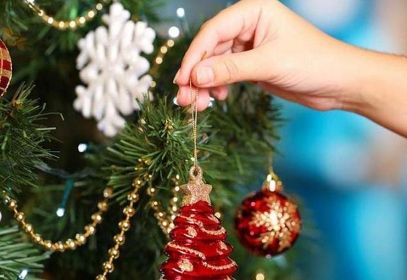 Tradicionalno, božićna drvca vjernici ukrašavaju na Badnjak - Danas je Badnj dan