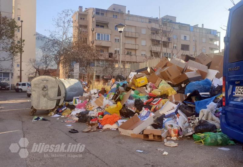 Božićni ukrasi - Kamo se odvozi smeće iz privilegiranih dijelova grada nakon blokade Uborka?