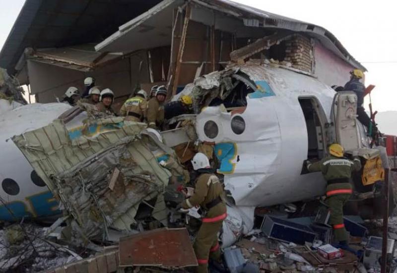Zrakoplov pao pri polijetanju, poginulo 14 osoba