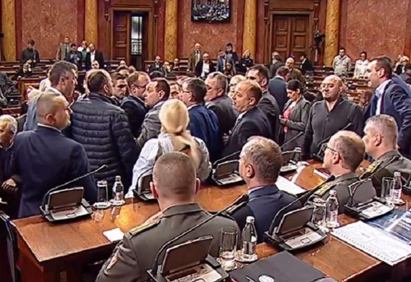 Tučnjava u Skupštini - Srbija: Zastupnici se potukli na sjednici Skupštine