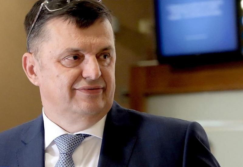 Predsjedavajući Vijeća ministara BiH Zoran Tegeltija tvrdi da je imao saglasnost za prodaju pokretne imovine E-RAOP-a, iako u Vladi RS-a tvrde da takav dokument nemaju. - Državna imovina na otpad, novac Tegeltijinom zetu