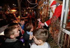 Mostar: Djed Božićnjak se spustio i podijelio poklone 