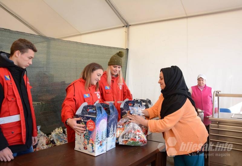 Crveni križ uručio paketiće djeci u migrantskom centru Salakovac 