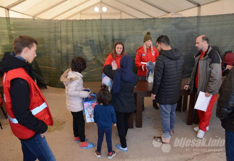 Crveni križ uručio paketiće djeci u migrantskom centru Salakovac  - Crveni križ uručio paketiće djeci u migrantskom centru Salakovac 