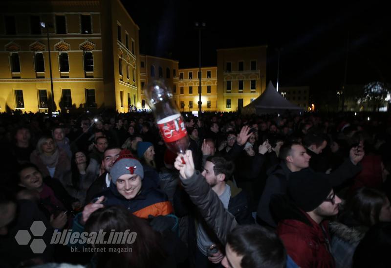 Mostar je ušao u 2020. godinu uz vatromet, veselje i koncert - Mostarci uz pivo ušli u 2020.