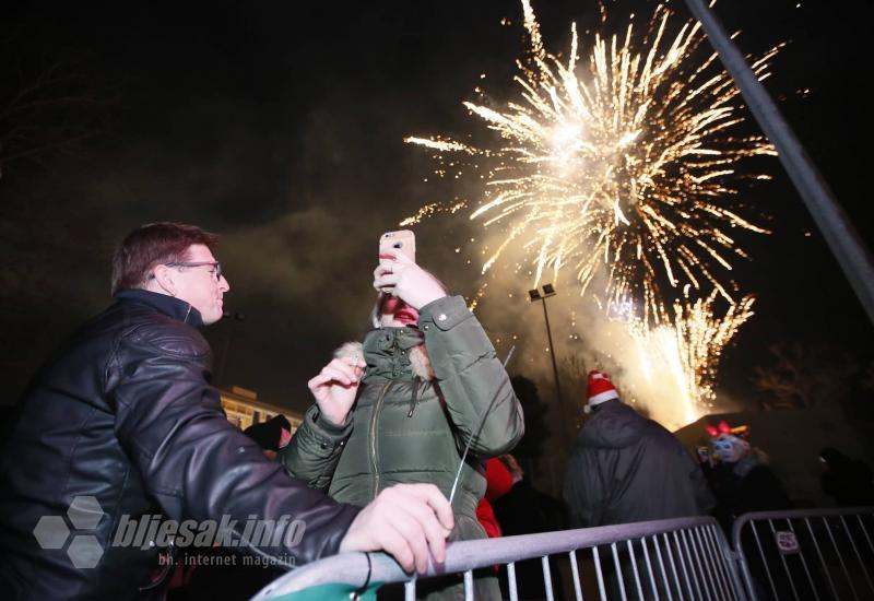 Mostar je ušao u 2020. godinu uz vatromet, veselje i koncert - Više od 15 tisuća ljudi na dočeku Nove u Mostaru