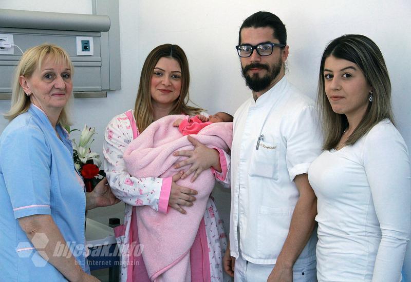 Ajla Pala sa bebom i osobljem bolnice - Mostar: 90 minuta iza ponoći rođena prva beba