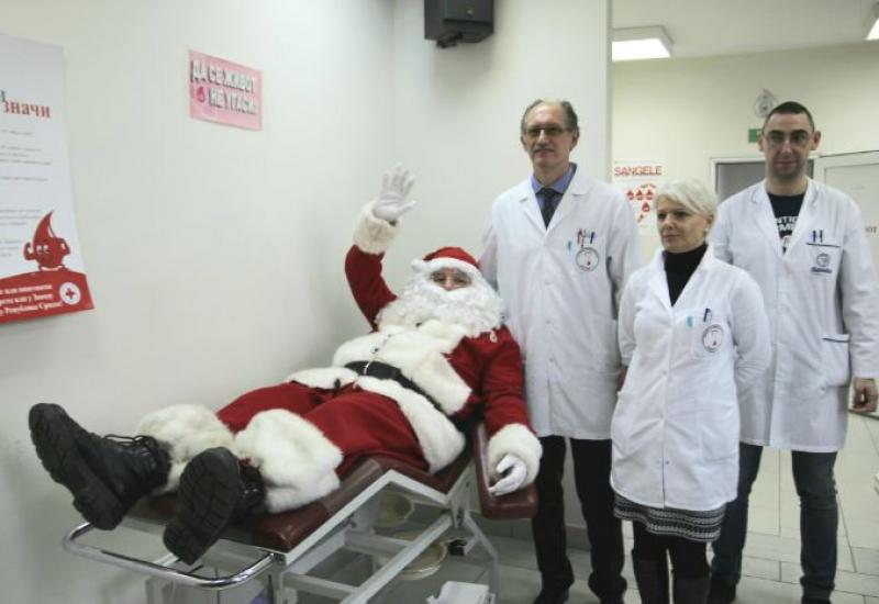 Djed Mraz već šest godina daruje krv - Trebinje: Djed Mraz darivao krv