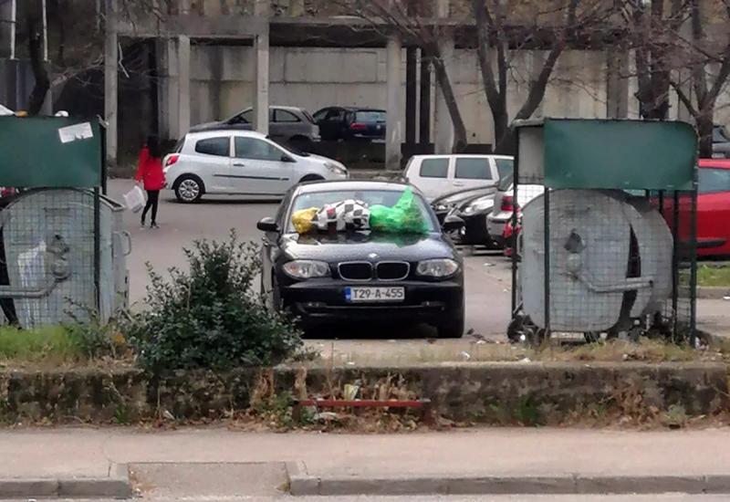 Parking papak u Mostaru - Mostar: Građani smećem nagradili vozača BMW-a
