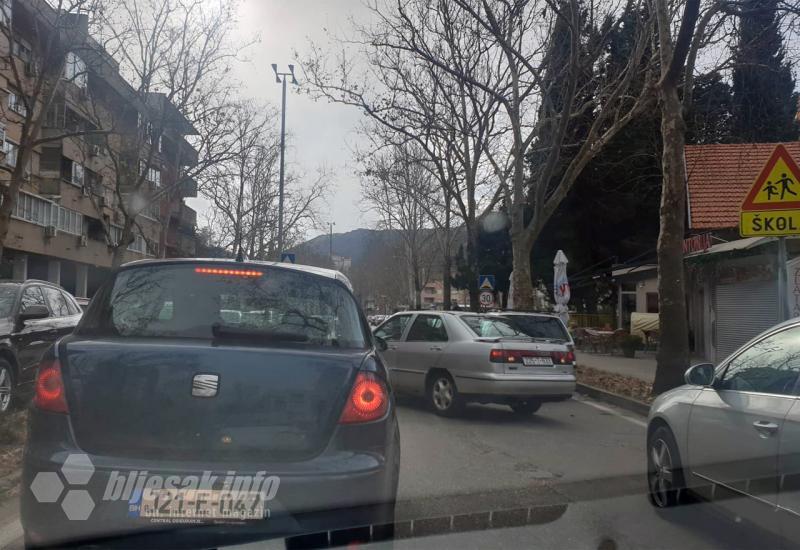 ''Zakrčenje'' u Mostaru: Birači blokirali prilaz biralištima