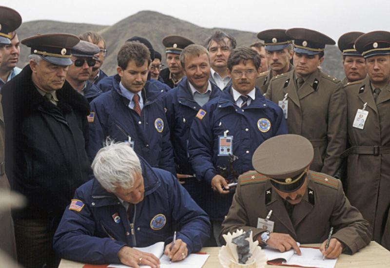 Pukovnik S. Petrenko i kapetan John Williams, šef izaslanstva američkih vojnih inspektora, potpisuju izvješće o likvidaciji posljednjih raketa OTR-23 [SS-23 Spider]  - Kako je Gorbačov uništio najbolje rakete na svijetu?