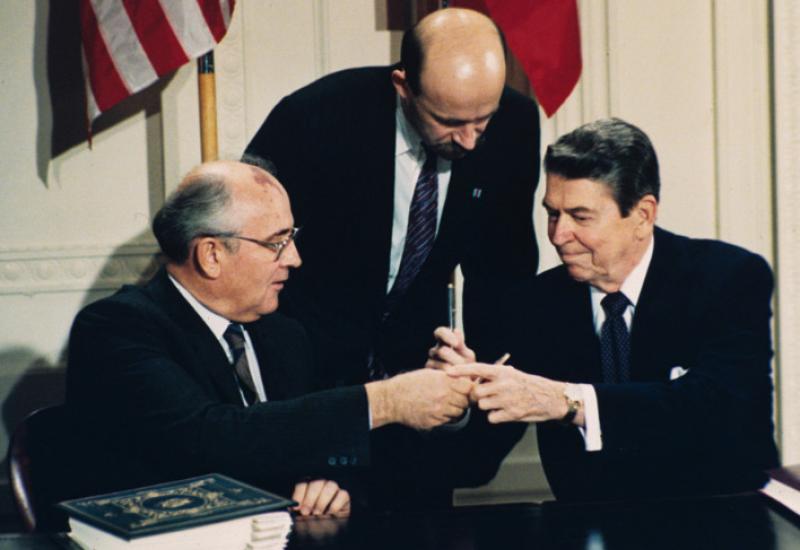 Predsjednik SAD-a Ronald Regan, i sovjetski lider Mihail Gorbačov razmjenjuju nalivpera na ceremoniji potpisivanja sporazuma u Bijeloj kući u Washingtonu. 8 prosinca 1987. - Kako je Gorbačov uništio najbolje rakete na svijetu?