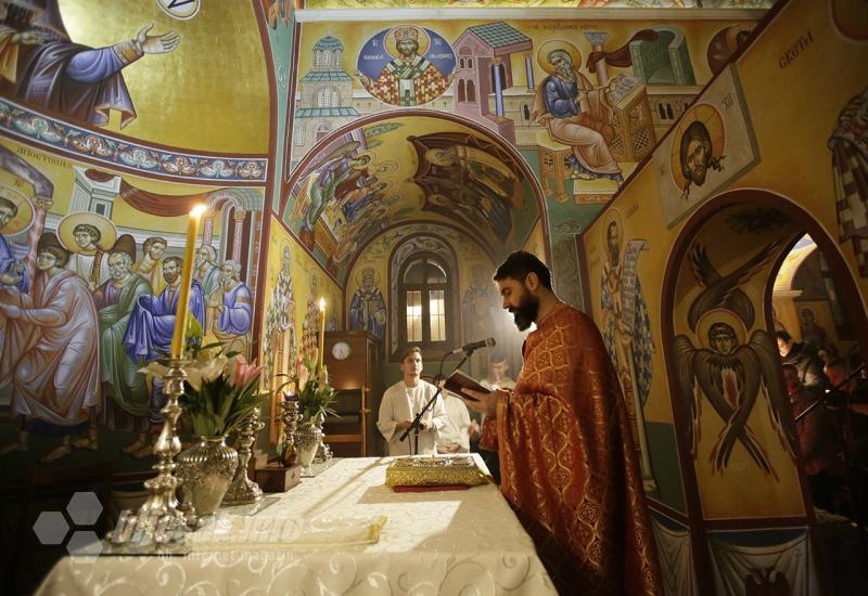 Sveta liturgija i paljenje badnjaka u Manastiru Žitomislići - Manastir Žitomislić: Vjernici paljenjem badnjaka najavili rođenje Spasitelja