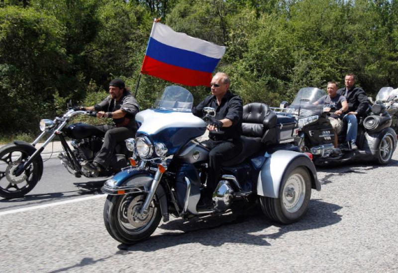 Putin  predvodio kolonu motociklista na motoru Harley-Davidson - Čega sve nema u Putinovoj garaži?