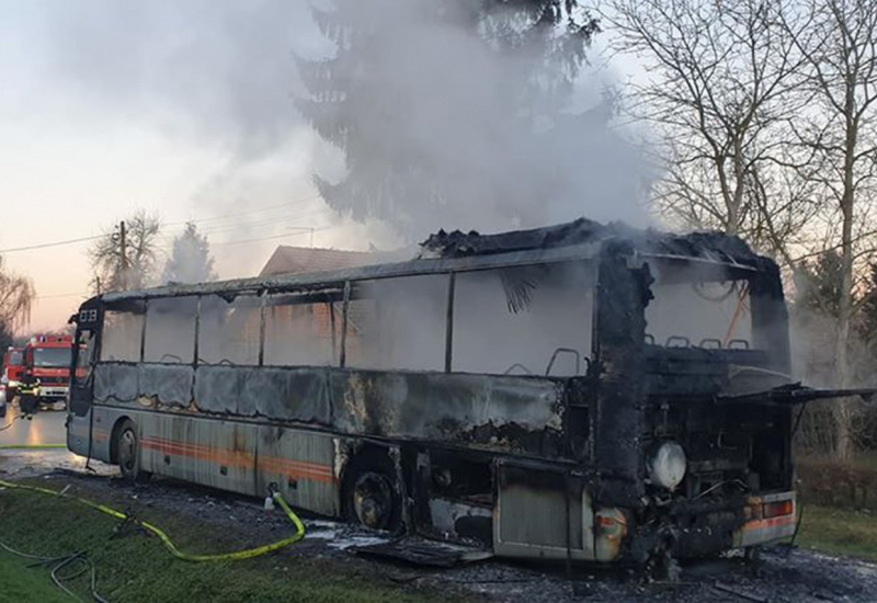  - Izgorio školski autobus, djeca evakuirana