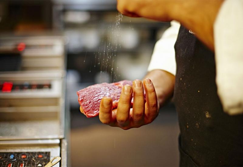 Nemojte biti sramežljivi sa začinjavanjem mesa - Pet najčešćih grešaka zbog kojih nam šnicli ispadaju loše