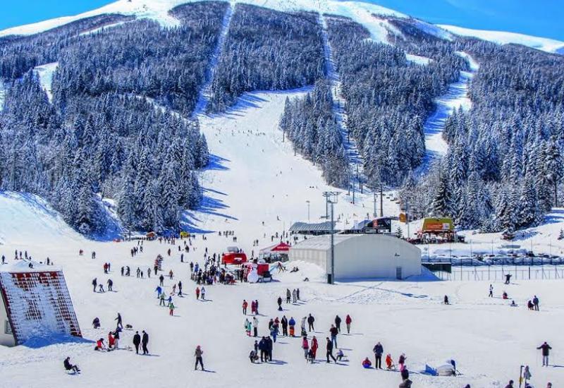 Na Bjelašnici zadovoljni sezonom - Hercegovci gledaju u nebo dok Bosanci uživaju u snježnim radostima