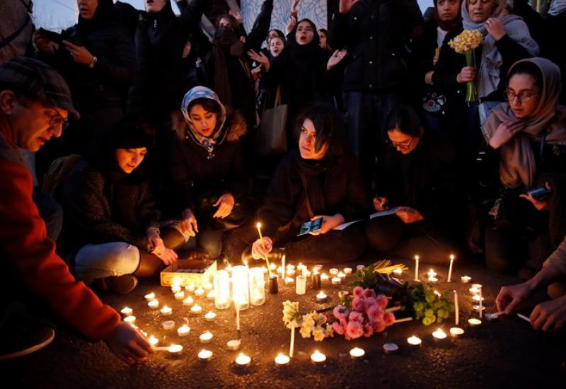 Više stotina studenata odalo počast žrtvama katastrofe u kojoj je poginulo svih 176 putnika i članova posade - Pad aviona u Iranu: Policija rastjerala studentske prosvjede u Teheranu