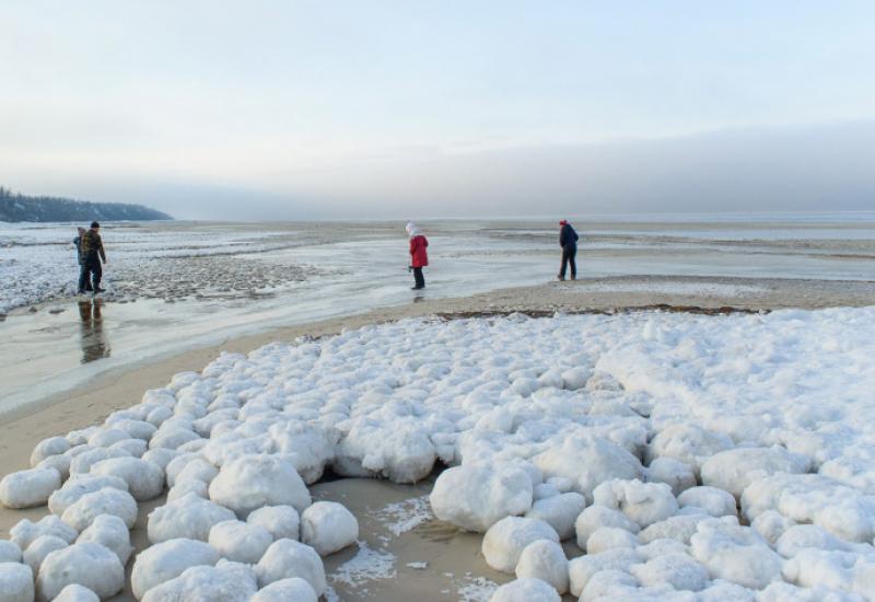 Ogromne ledene lopte valovi izbacuju na obalu - Kakve sve vrste leda postoje u Rusiji?