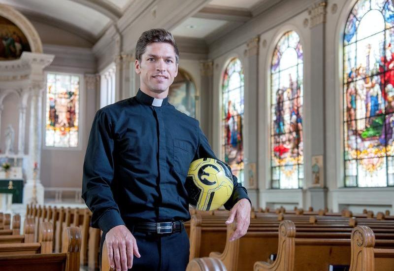 Chase Hilgenbrinck - Bivši nogometaši: Svećenik, konobar, prodavač kondoma, trgovac usisivačima