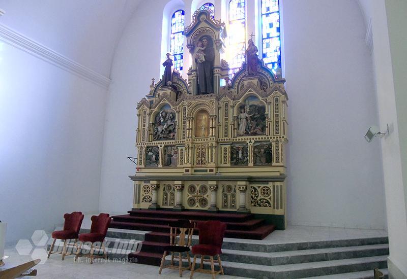 Glavni oltar u katoličkoj crkvi - Bugojno, sjenka Mikulićevog, Ištukovog i Kokanovog grada