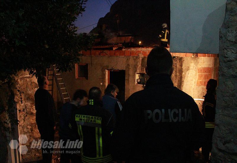 VIDEO | Mostar: Izgorjelo krovište obiteljske kuće