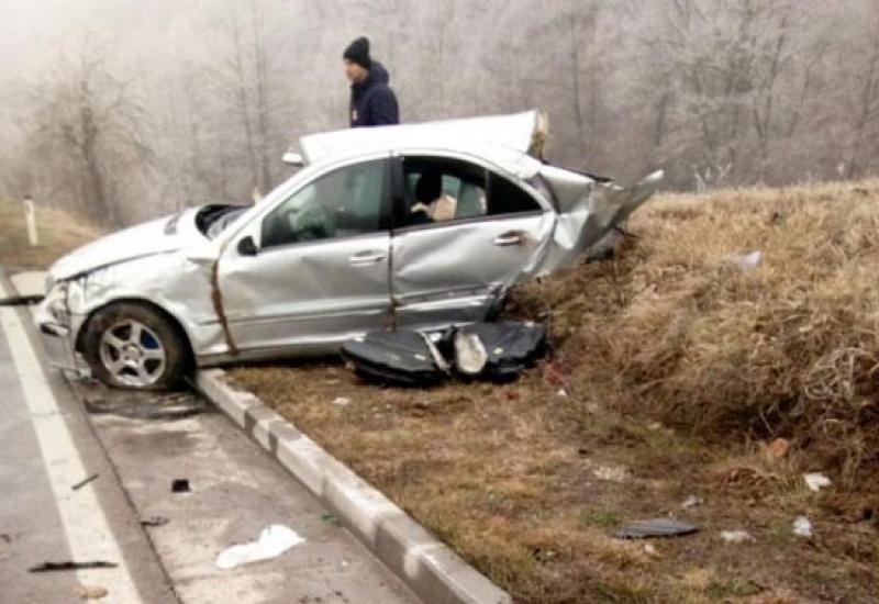 Smrskani automobil nakon nesreće - Poginuo u sudaru s autobusom