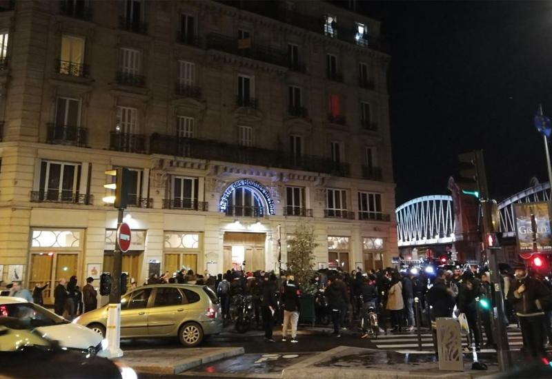 Macron evakuiran iz kazališta