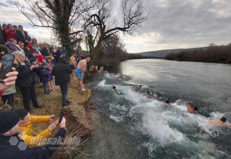 Bogojavljensko plivanje za Časni krst već četvrtu godinu se održava u mostarskom naselju Ortiješ - Čedomir Sudar pobjednik u plivanju za Časni krst u Mostaru