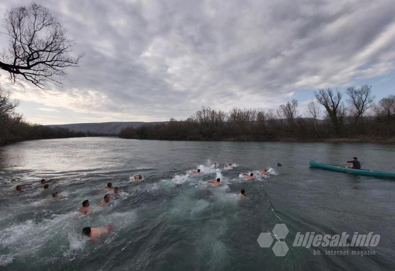 Bogojavljensko plivanje za Časni krst već četvrtu godinu se održava u mostarskom naselju Ortiješ - Čedomir Sudar pobjednik u plivanju za Časni krst u Mostaru