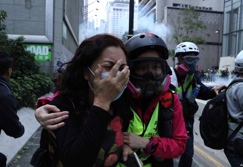 Hong Kong: Policija suzavcima rastjeravala demonstrante