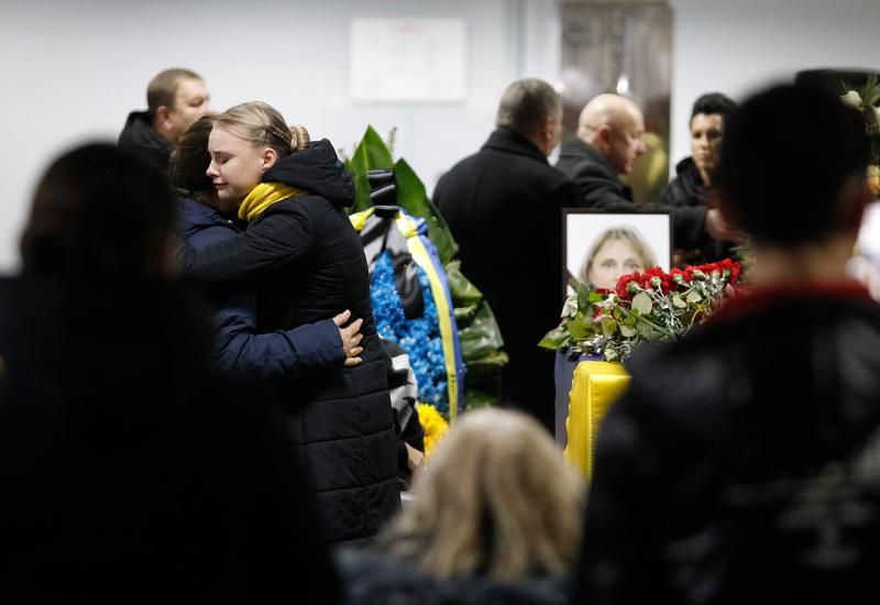 Posmrtni ostaci putnika stigli u Ukrajinu - Posmrtni ostaci putnika srušenog zrakoplova dopremljeni u Ukrajinu