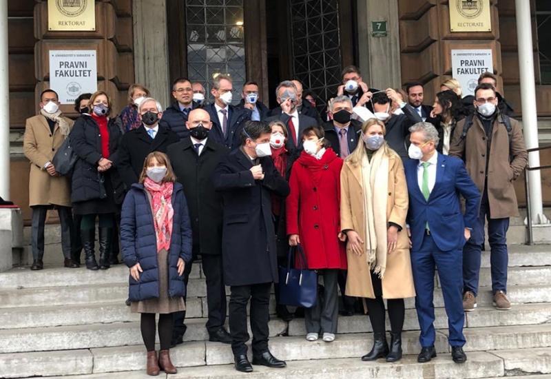 Veleposlanici uoči sastanka s Vladom KS - Zagađenje u Sarajevo: Veleposlanici pod maskama stigli na sastanak s Vladom